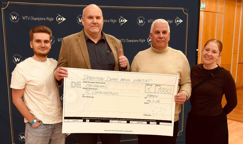 Siegerfoto mit Scheck